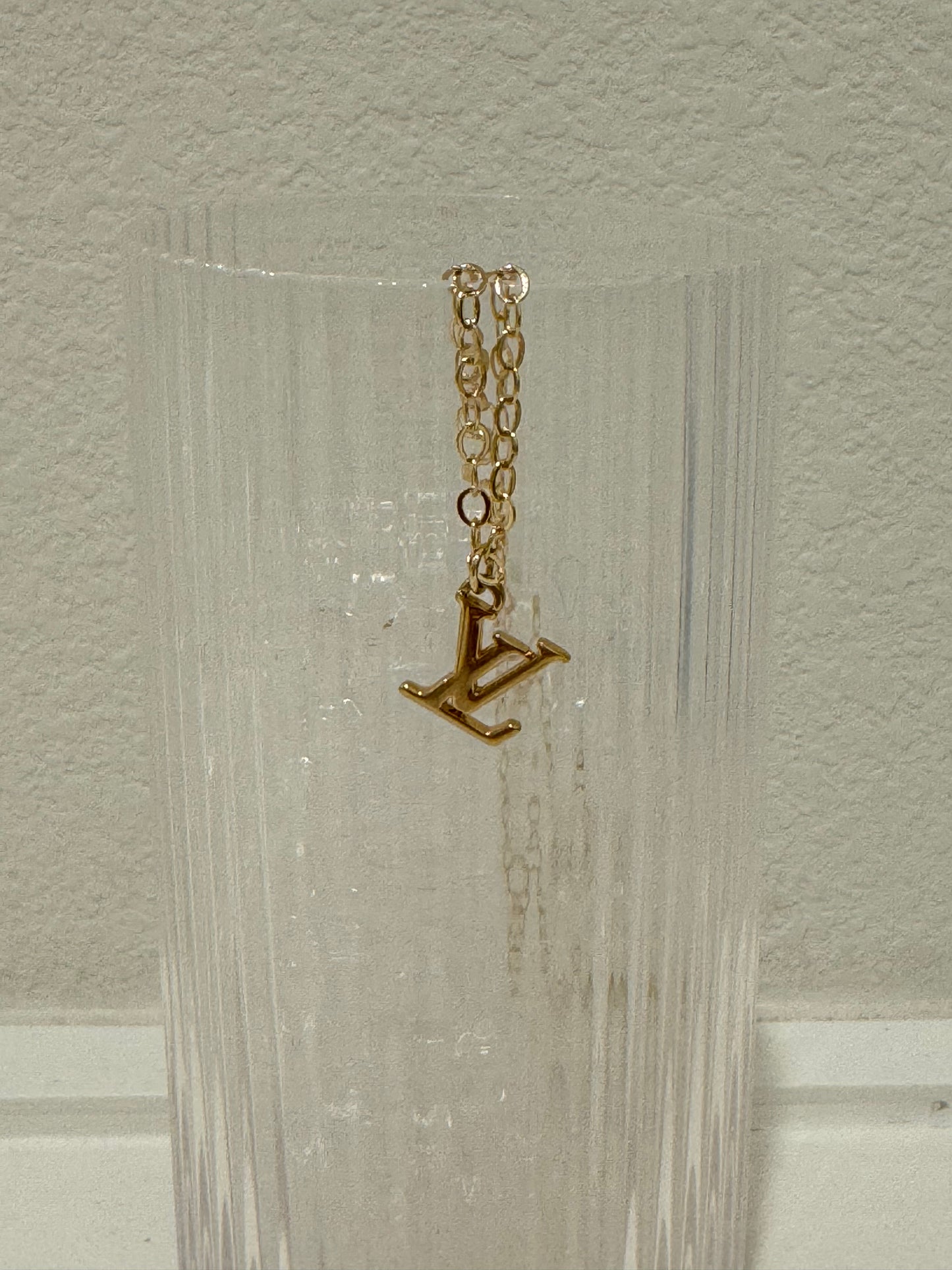 The “It” Pendant Necklace